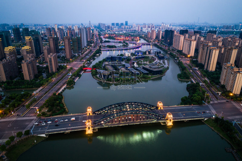 悉尼海港大桥的剪影在悉尼-在傍晚日落后-黄昏的天空场景桥是世界上最宽的大跨度桥,澳大利亚正版图片素材