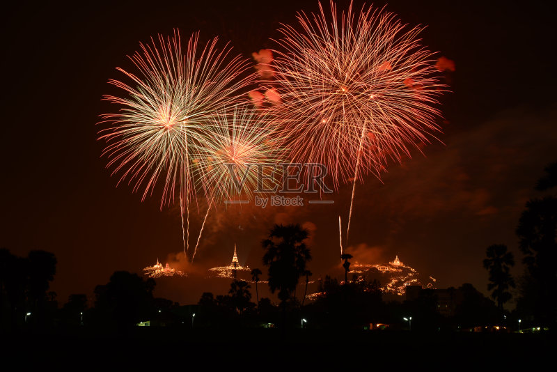 在节日的山上放烟火(Phra Nakhon Khiri)正版图片素材