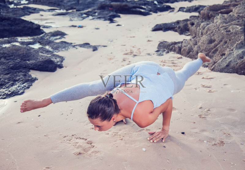 在海滩上做瑜伽的女人正版图片素材