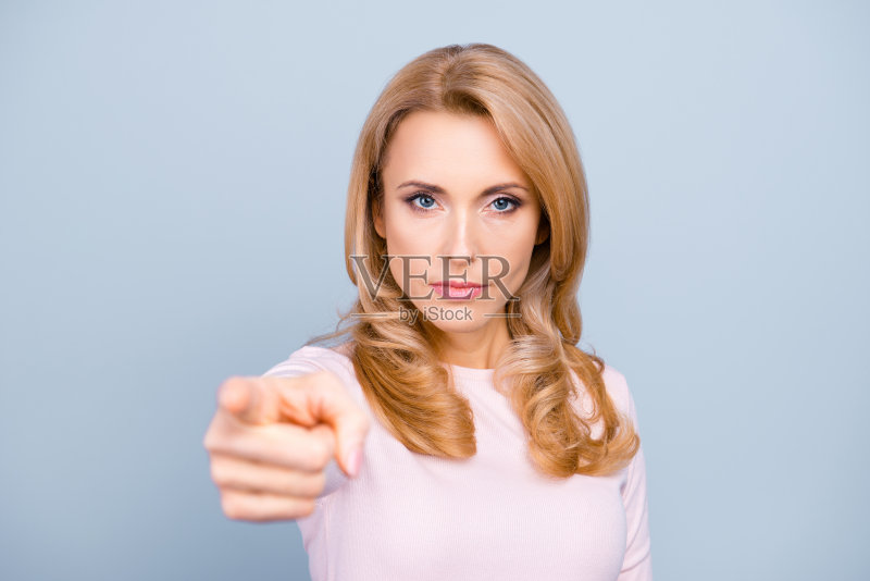你骚扰我!近距离肖像严肃严格的侵略性紧张的女人指向相机孤立的灰色背景正版图片素材