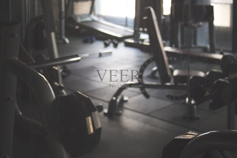 背景模糊的健身房正版图片素材