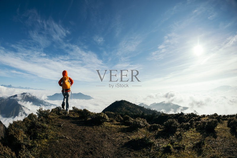 成功的徒步者行走在美丽的山巅风景中正版图片素材