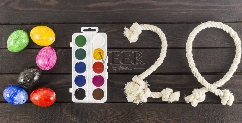 成立年份:2020年,用鸡蛋、水彩画和绳子。正版图片素材