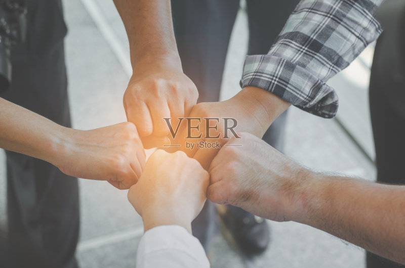 团队合作理念多元化,多民族的人与群体手碰撞为关系而聚在一起。正版图片素材