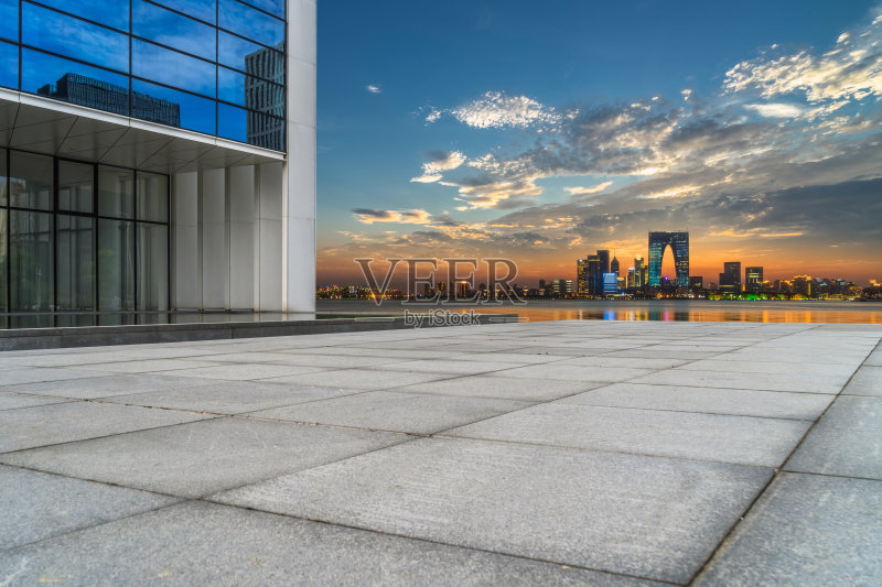 城市天际线前空荡荡的广场正版图片素材