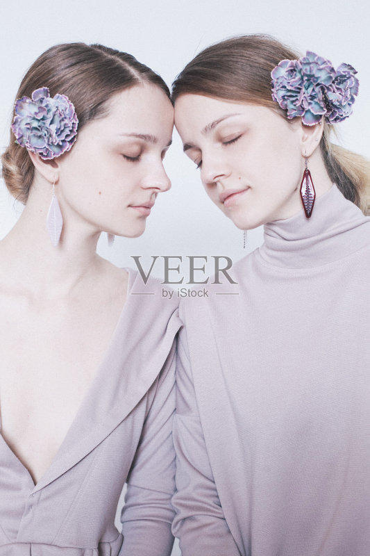 美丽的双胞胎在工作室摆姿势正版图片素材