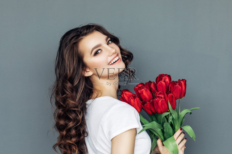 手持鲜花的漂亮女人正版图片素材