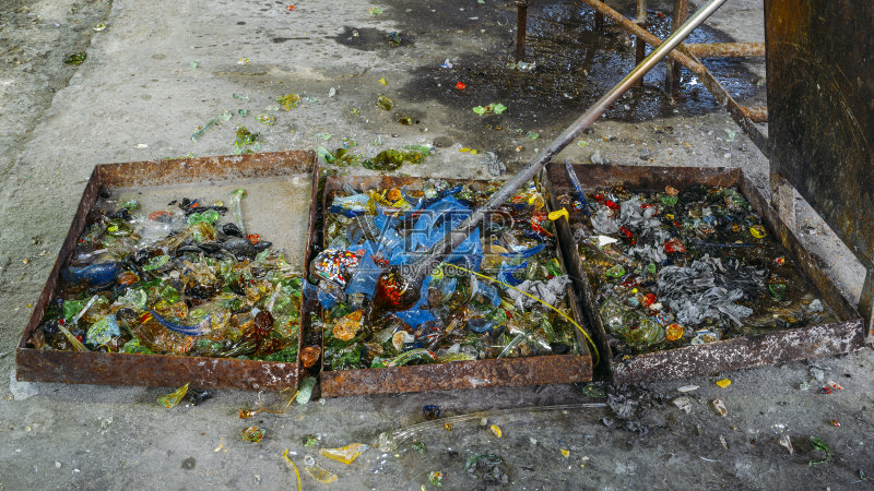 车间内各种颜色的玻璃吹风机和碎玻璃正版图片素材