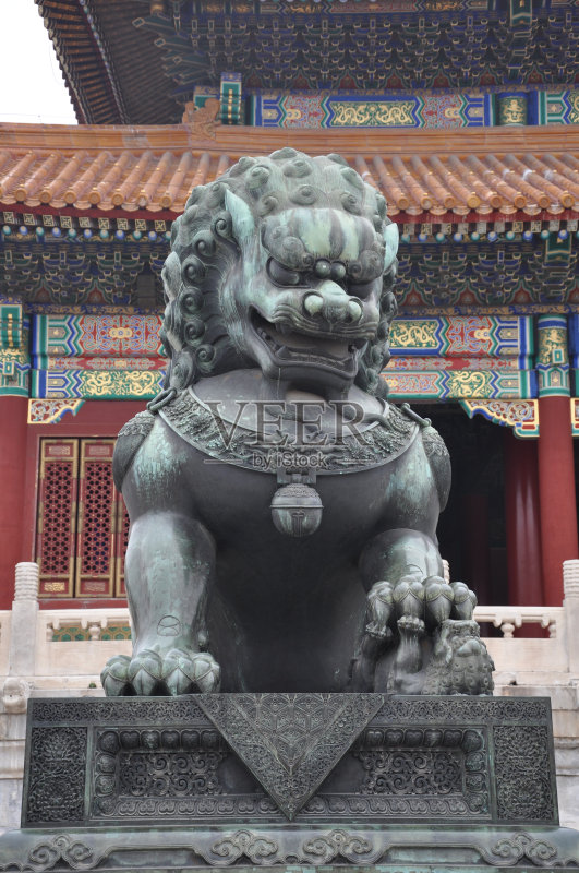 一座高大的狮子雕像在紫禁城站岗。正版图片素材