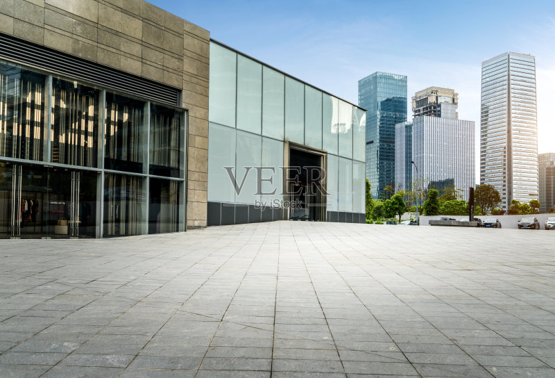 空荡荡的楼层和现代化的城市建筑正版图片素材