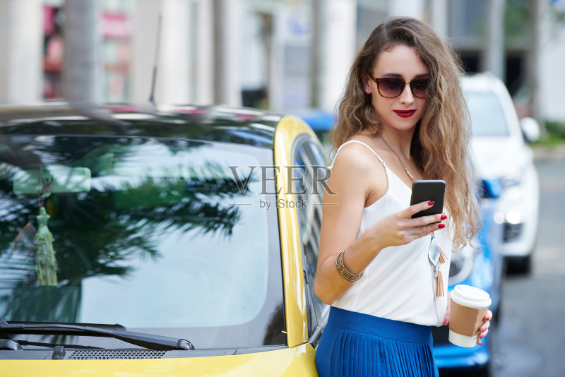 智能手机美女正版图片素材