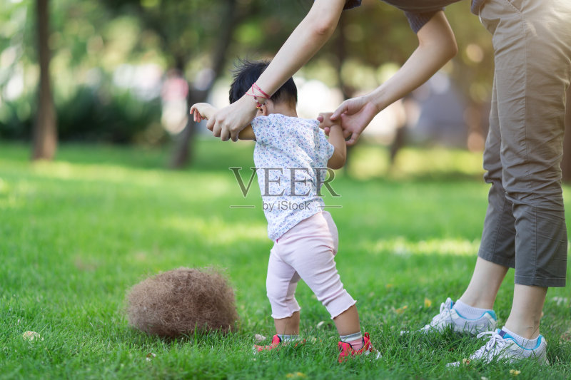 宝宝迈出了人生的第一步正版图片素材