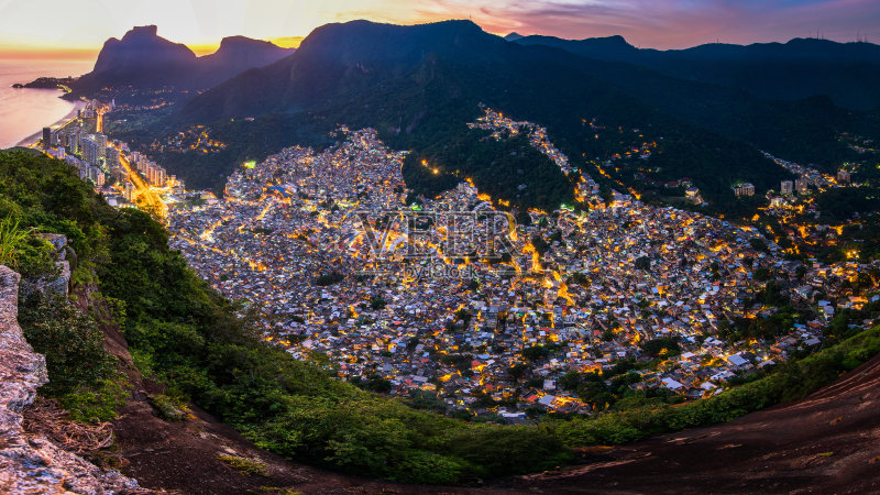 在里约热内卢de Janeiro的Rocinha Favela全景夜景正版图片素材