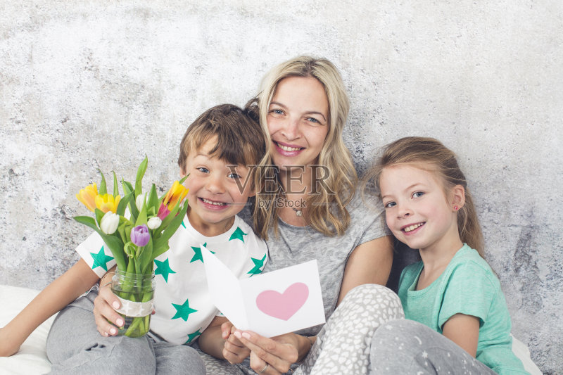 母亲节-家庭快乐-孩子们祝贺母亲节正版图片素材