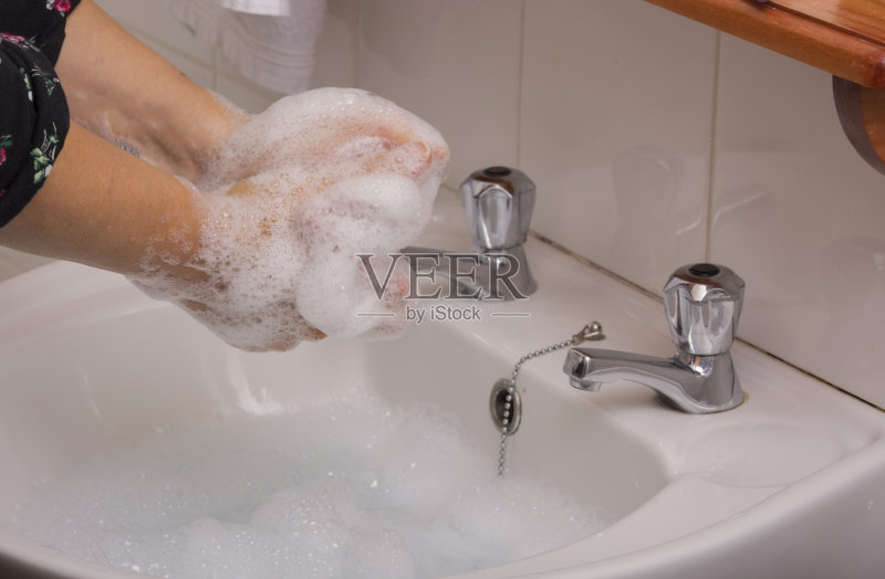 人们在水槽洗手正版图片素材