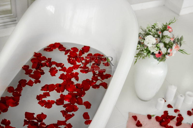 白色玫瑰花瓣浴。用玫瑰沐浴。正版图片素材