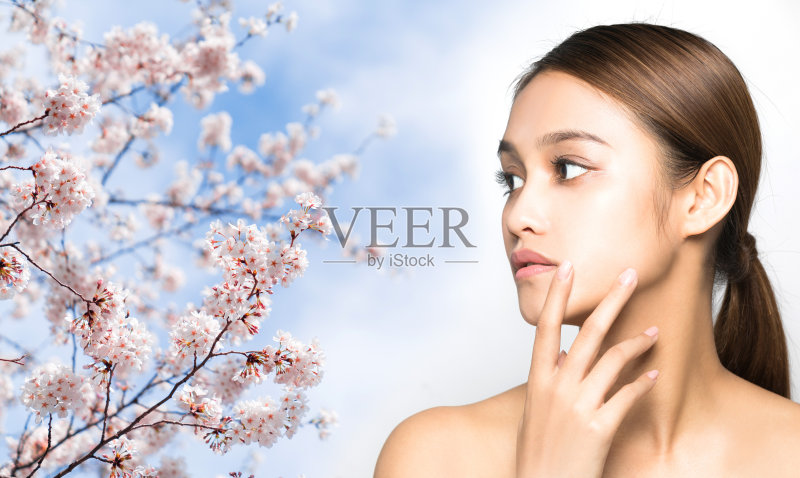 年轻的亚洲女人和樱花。正版图片素材