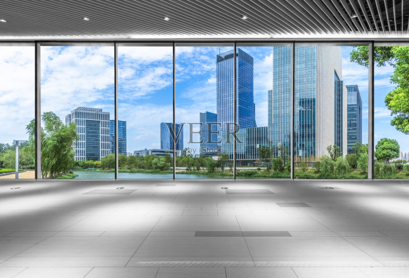 从玻璃窗看到的城市景观和天际线正版图片素材