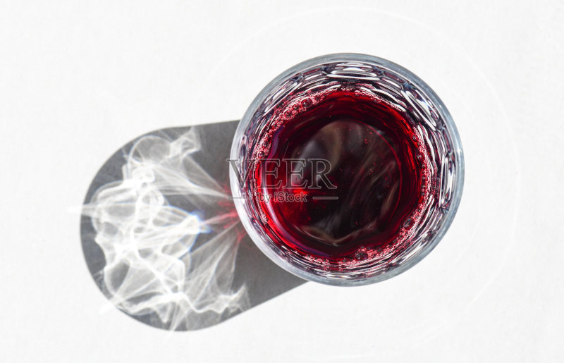 酒杯里的红酒正版图片素材