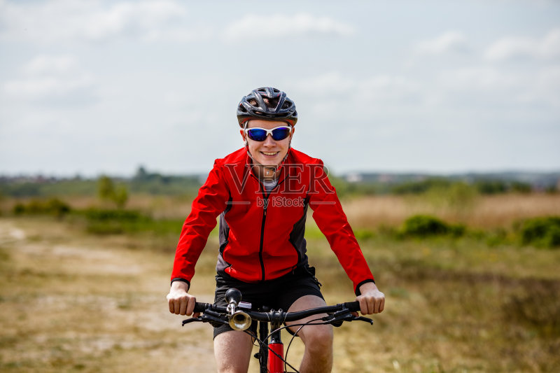 在海边骑自行车的年轻人正版图片素材