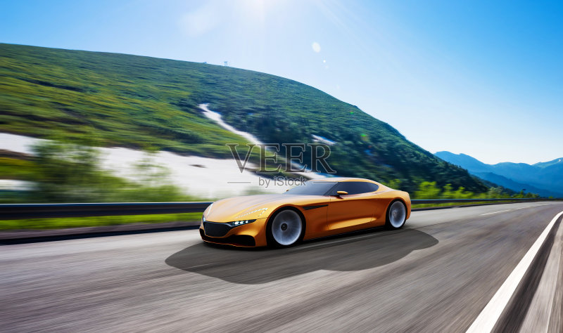 橙色的汽车在山路上行驶正版图片素材