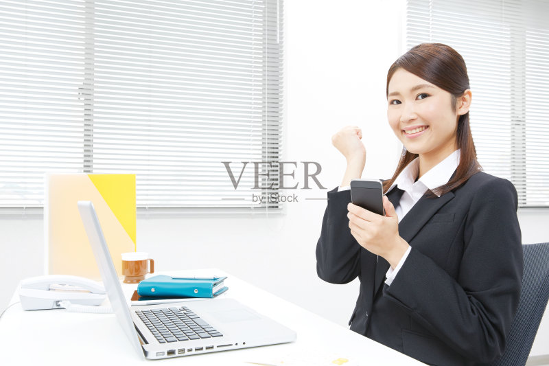 微笑的亚洲女人勇气姿态姿态正版图片素材