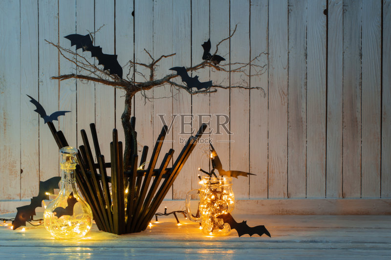 万圣节装饰在家里的木制背景上正版图片素材