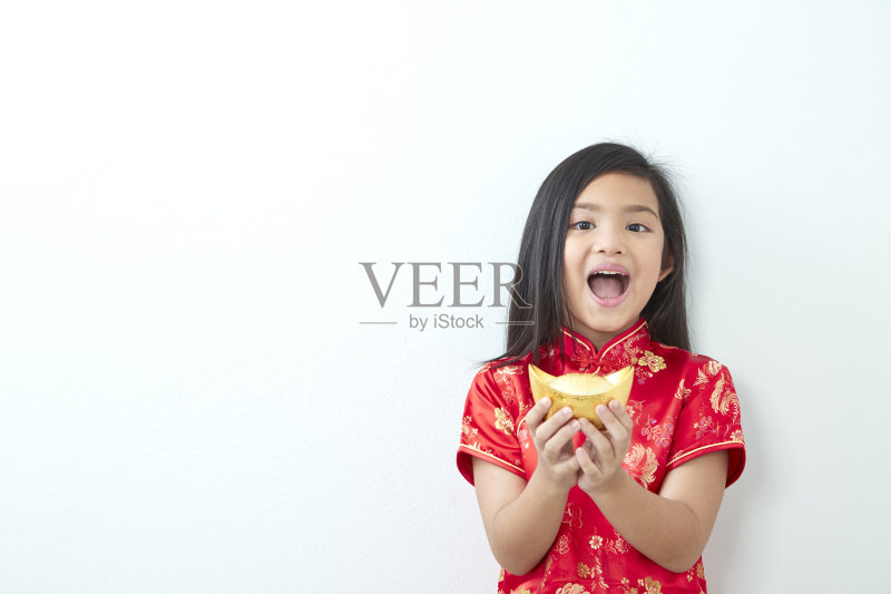 2019年,女孩身着中国传统服饰,手持金元宝站立正版图片素材