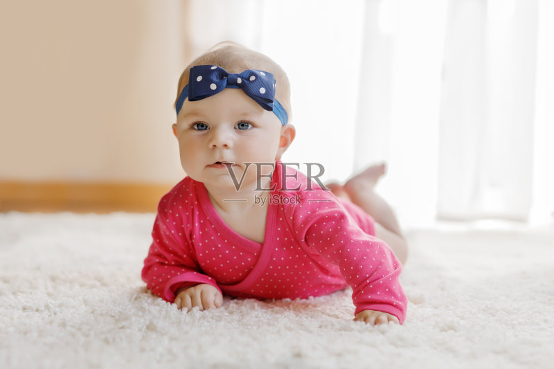 一个5个月的小女孩在家里的肖像正版图片素材