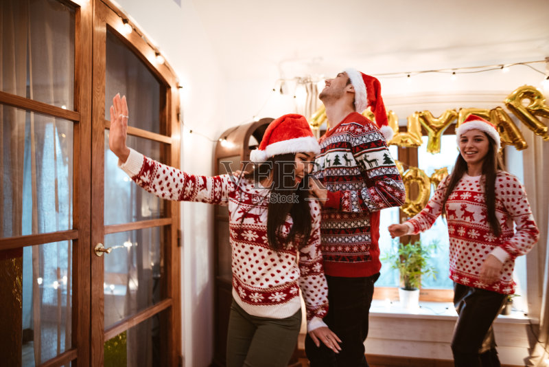朋友们在家里跳舞过圣诞节正版图片素材
