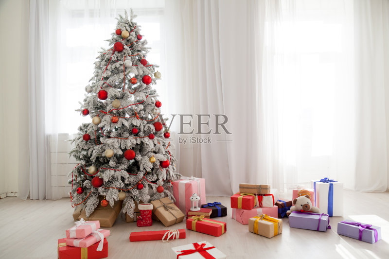 圣诞树与花环灯新年白色冬天正版图片素材