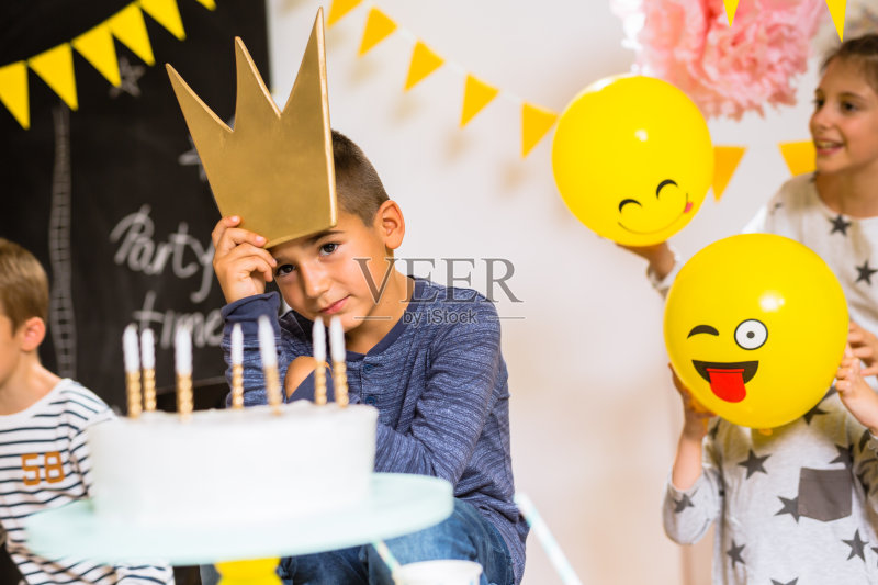 孩子们在家里过生日正版图片素材