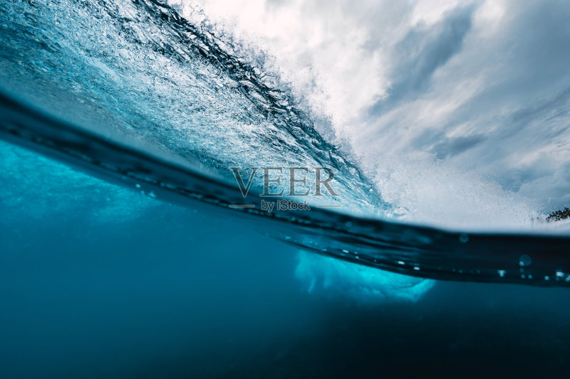 大海里湛蓝的波浪和清澈的海水。瓦胡岛的破浪正版图片素材