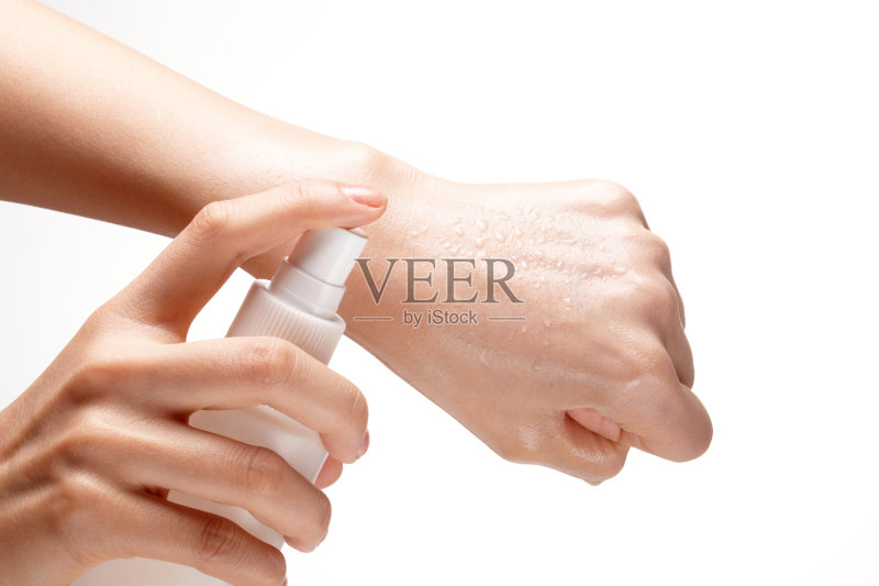 在手背上喷化妆品。液体泵。正版图片素材