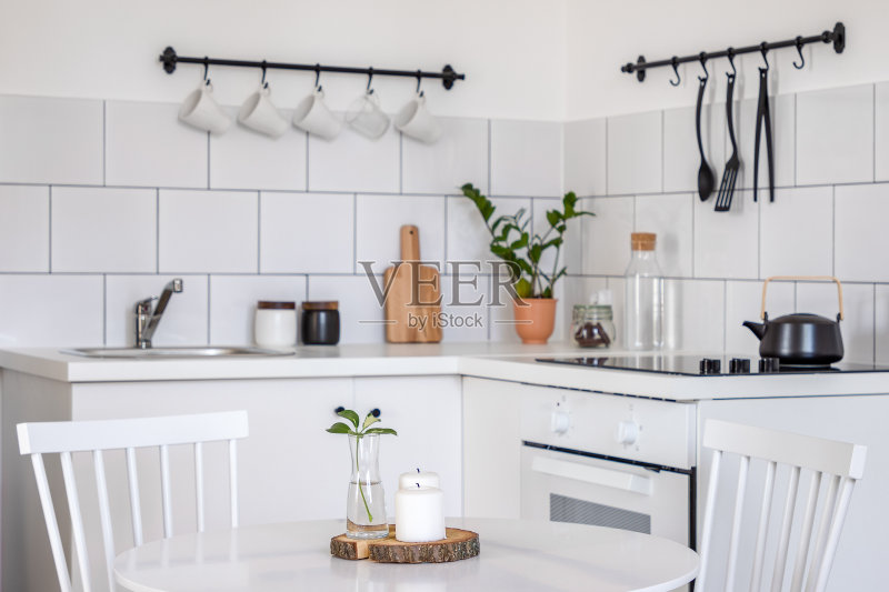 带有餐桌的老式厨房正版图片素材