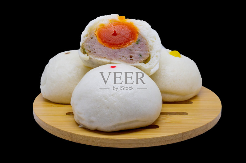 用木托盘和黑色背景放上猪肉和蛋黄的馒头正版图片素材