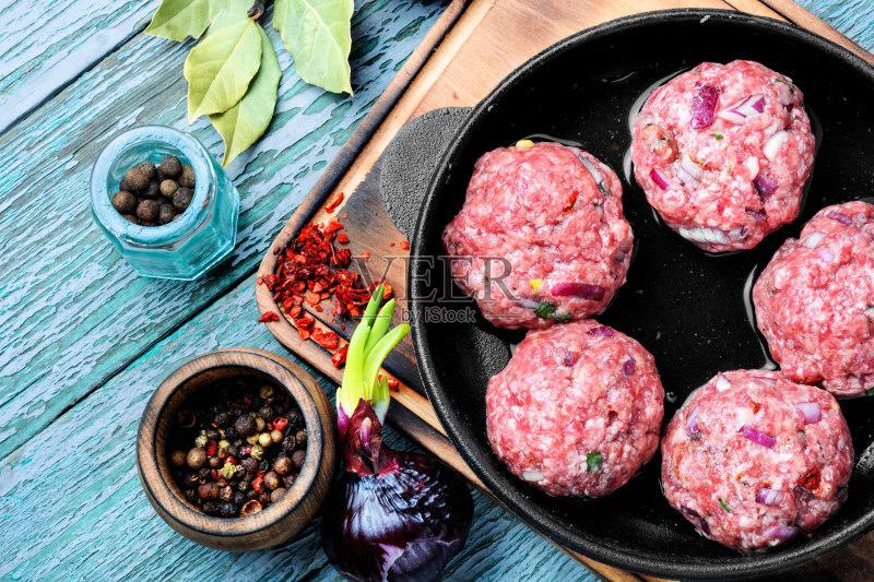 原始的未煮过的肉丸正版图片素材