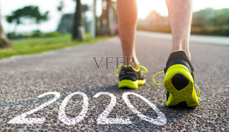 男人的脚和路上的数字2020正版图片素材