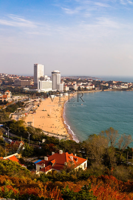 秋天,小雨山公园的小山上,沐浴海滩N1,山上覆盖着红叶。中国山东省青岛市正版图片素材