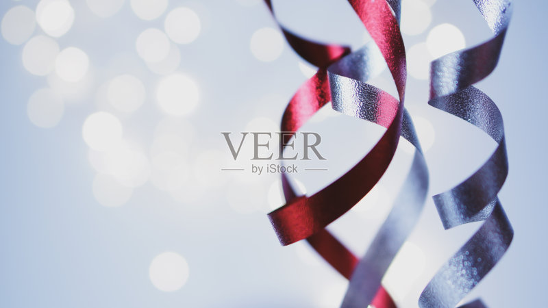 红色和银色模糊丝带为礼品,购物,销售的概念背景正版图片素材