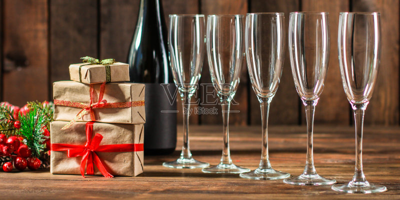 香槟装在透明的玻璃杯和一瓶(新年气氛,圣诞节)的节日快乐!高级食品背景。本空间正版图片素材