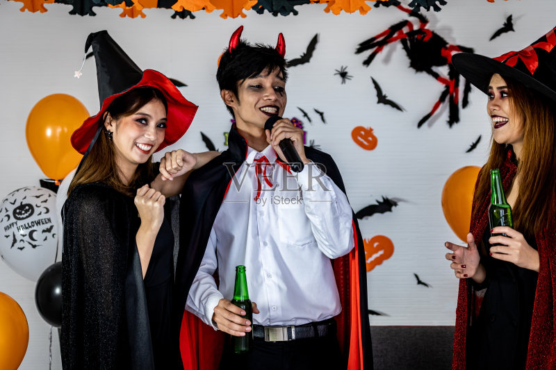 万圣节派对喝酒唱歌正版图片素材
