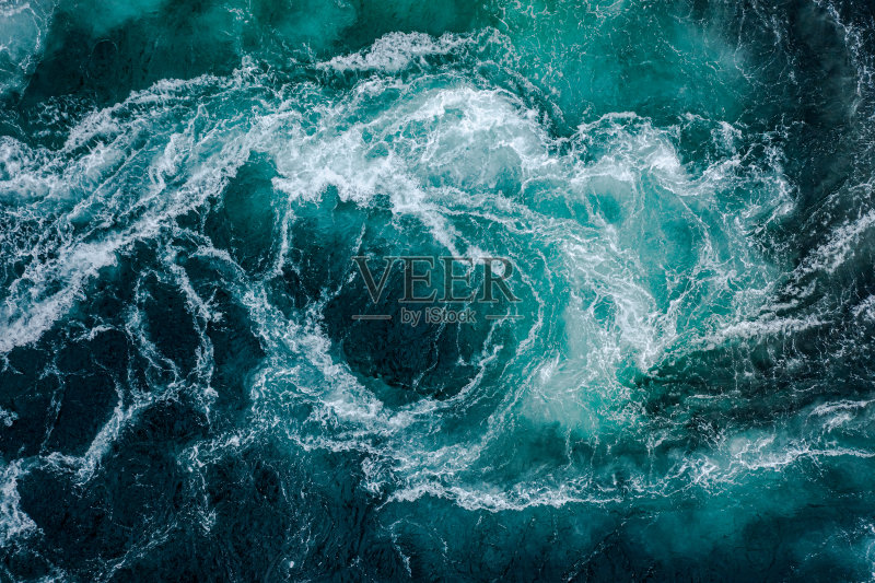 河流和海洋的波浪在涨潮和退潮时相遇照片摄影图片