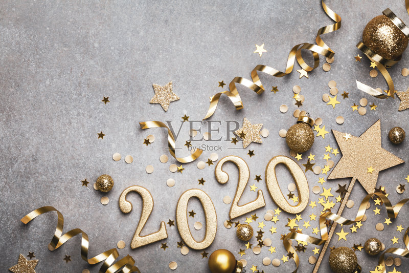 假日背景与金色圣诞装饰和2020年数字和五彩缤纷的星星俯视图。正版图片素材