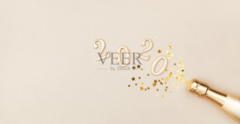 创意圣诞和新年贺卡与金色香槟瓶,五彩星星和2020数字。平的。横幅的格式。正版图片素材
