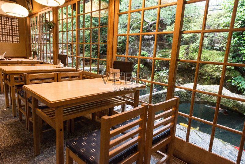 传统的日本餐厅内部与餐桌和花园景观在日本京都正版图片素材