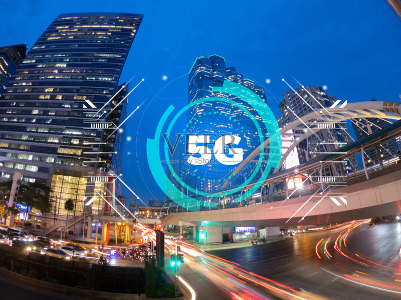 电信网络遍布城市,智能无线互联网技术为5G智能手机。正版图片素材