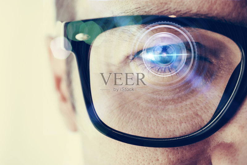 一个戴眼镜的男人的特写。正版图片素材