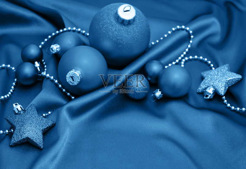 经典的蓝色丝质圣诞装饰物正版图片素材