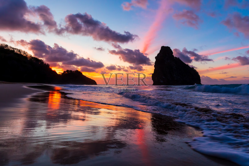 令人惊叹的彩色日落在Cacimba do Padre海滩费尔南多迪诺罗尼亚,巴西与水反射。正版图片素材